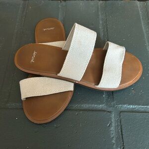 Cream Sanuk sandal. Size 7. Brand- Sanuk